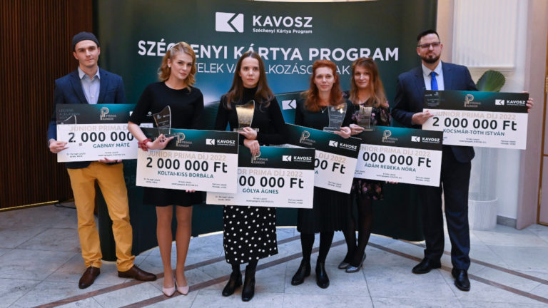 Gabnay Máté (független), Koltai-Kiss Borbála (MTVA), Gólya Ágnes (Forbes), Koós Anna (penzcentrum.hu), Ádám, Rebeka Nóra (Mandiner) és Kocsmár-Tóth István (Index) (b-j) a KAVOSZ Zrt. rendezésében átadott Junior Prima Díj magyar ismeretterjesztés és média kategóriájának díjazottjai a Gerbeaud Kávéházban 2022. november 9-én.