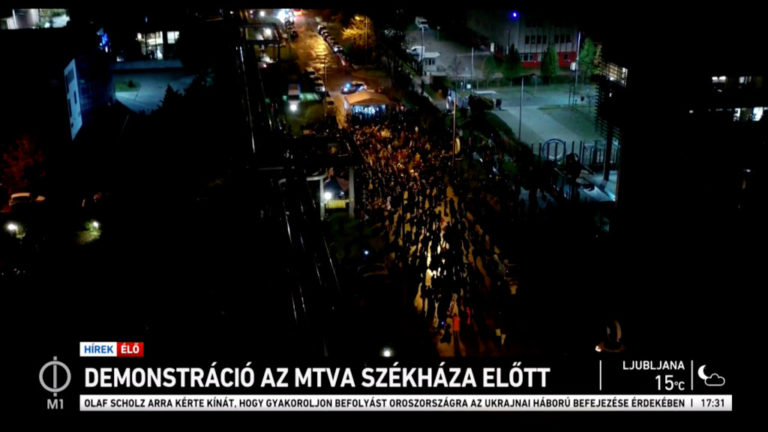 Tiltakozás az MTVA székháza előtt 2022. november 4-én.