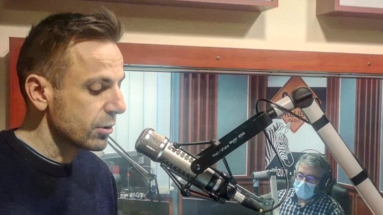 Báder Tamás híreket mond a Klubrádió stúdiójában. A háttérben Dési János. Forrás: a rádió közösségi oldala.