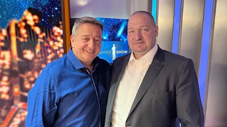 Bayer Zsolt és Németh Szilárd a Bayer Show díszletei között.