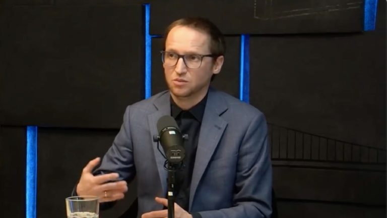 Demeter Szilárd, Petőfi Irodalmi Múzeum főigazgatója saját megfogalmazása szerint „az Erdélyi Médiatér Egyesület nem hivatalos nagykövete” interjút ad a Hit Rádiónak. Forrás: YouTube.