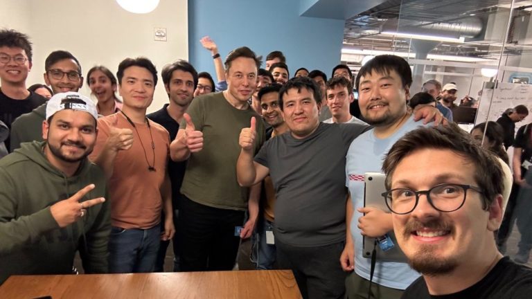 Elon Musk, a Twitter tulajdonosa és vezérigazgatója a közösségi média platform munkatársai körében.