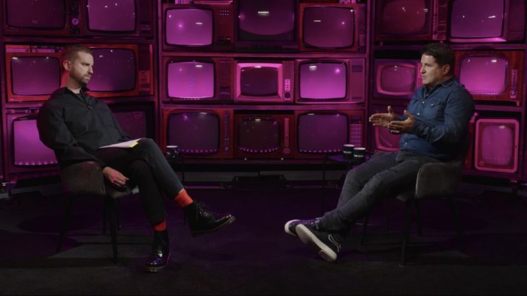 Hajdú Péter (b.) a PartizánPOP c. műsorban. Forrás: Youtube.