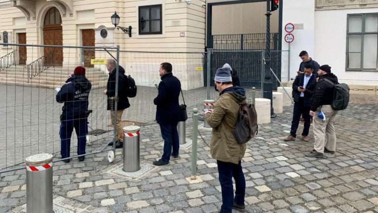 Várakozó újságírók Orbán Viktor miniszterelnök sajtótájékoztatóját megelőzően a Karmelita kolostor előtt 2022. december 21-én.