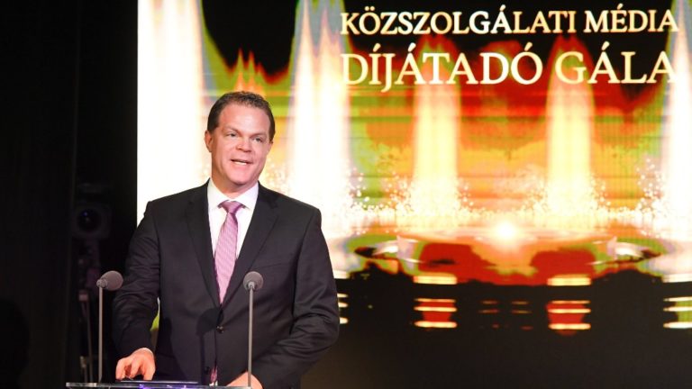 Budapest, 2022. december 8. Koltay András, a Nemzeti Média- és Hírközlési Hatóság elnöke beszédet mond a közmédia díjátadó ünnepségén a budapesti Thália Télikertben 2022. december 8-án este. Tíz kategóriában adták át a Duna Médiaszolgáltató Nonprofit Zrt. által alapított szakmai díjakat Budapesten a példaértékű munka és a közszolgálatért végzett tevékenység elismeréseként. MTI/Illyés Tibor