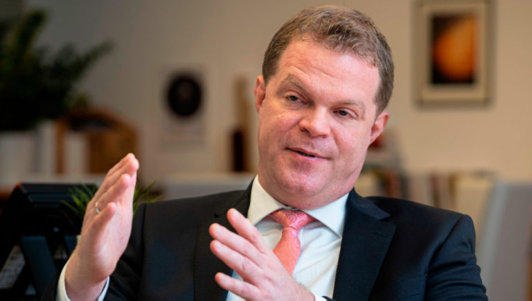 Koltay András, a Nemzeti Média- és Hírközlési Hatóság (NMHH) és a Médiatanács elnöke interjút ad az MTI újságírójának az NMHH székházában Budapesten 2022. december 21-én.