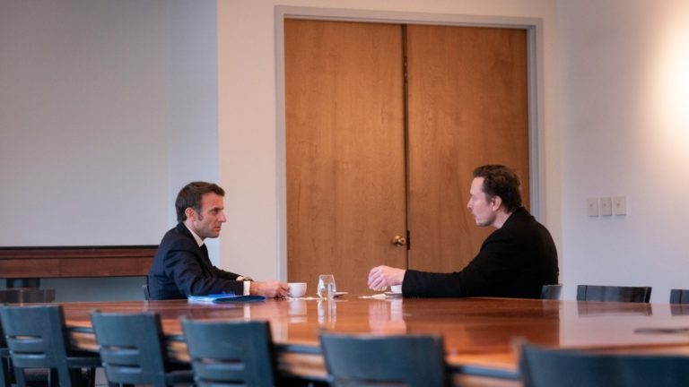 Emmanuel Macron és Elon Musk tárgyal. Forrás: Twitter.