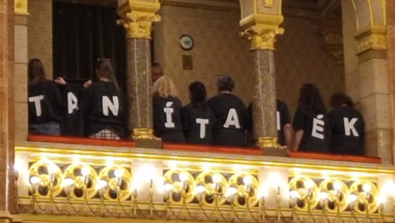 A Taníték Mozgalom a karzaton tiltakozik az Országgyűlés ülésezése közben