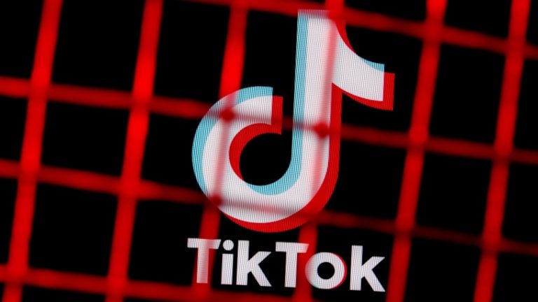 Tiktok logoja rácsok mögött.