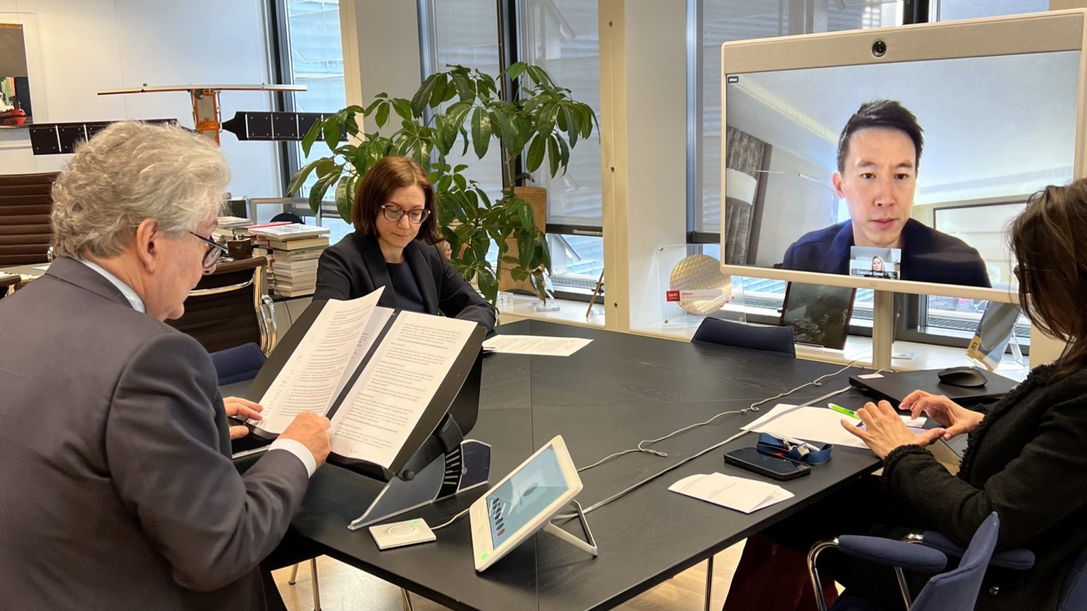 A belső piacért felelős európai biztos, Thierry Breton a TikTok vezérigazgatójával, Sou Ce Csuval tárgyal.