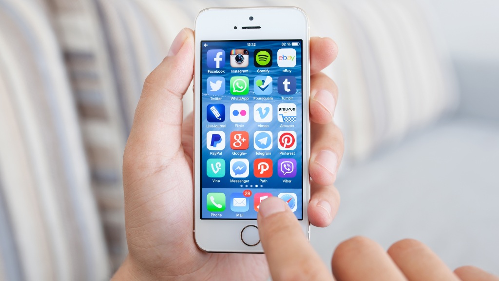 Különböző – a mobilszolgáltatók által jellemezően nullás díjcsomagban kínált – online szolgáltatások (Facebook, Messenger, Instagram, Spotify) logói egy mobiltelefonon.