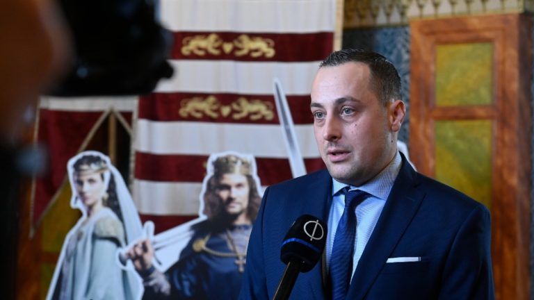 Budapest, 2022. december 22. Pető Zoltán, a Médiaszolgáltatás-támogató és Vagyonkezelő Alap (MTVA) programfőigazgatója nyilatkozik a közmédiának a teljes Aranybulla sorozat stábvetítésén, amelyen meghívott vendégek is részt vettek az Uránia Nemzeti Filmszínházban 2022. december 22-én.