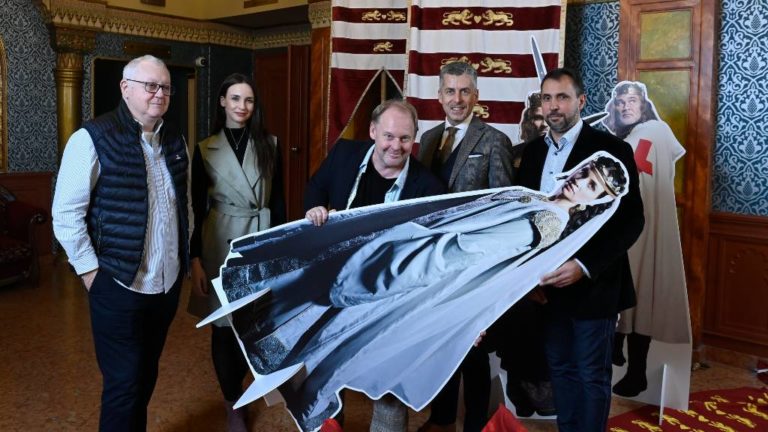 Budapest, 2022. december 22. Hábermann Jenő producer, Törőcsik Franciska színésznő, Kriskó László rendező-producer, Rákay Philip producer és Csincsi Zoltán operatőr-producer (b-j) a teljes Aranybulla sorozat stábvetítésén, amelyen meghívott vendégek is részt vettek az Uránia Nemzeti Filmszínházban 2022. december 22-én. Az Aranybulla című, hatrészes történelmi sorozatot december 25. és 30. között vetíti a közmédia 20 órától a Duna csatornán. A történet bemutatja II. András uralkodását, aki az ország védelmében alkotta meg 800 évvel ezelőtt az Aranybullát, amely először rögzítette a magyar nemesség jogait.