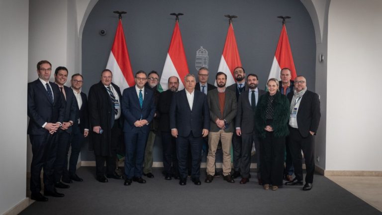 Baráti külföldi újságírók – köztük Rod Dreher és Roland Tichy – Orbán Viktornál 2023. január 26-án.