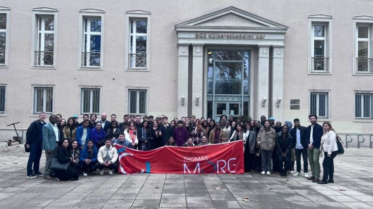 Hallgatók a Budapesti Gazdasági Egyetem Külkereskedelmi Karának épülete előtt.