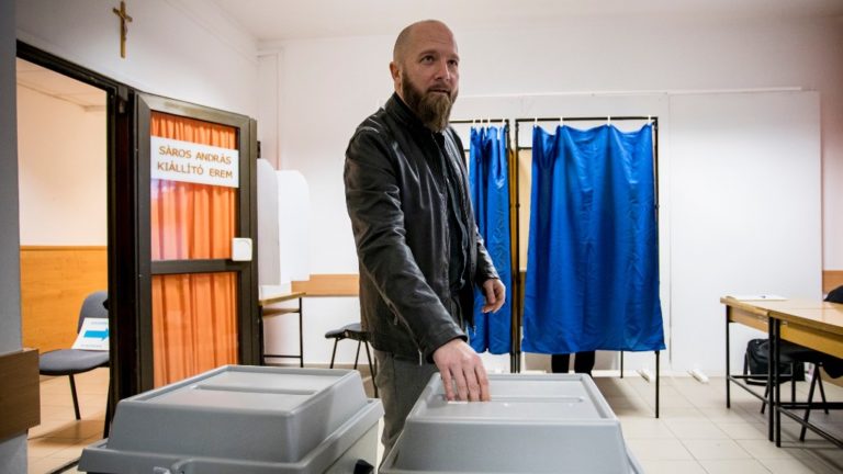 Budai Lóránt, Jászberény polgármestere szavaz.