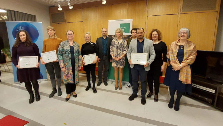 A Szabad Európa újságírója, Báthory Róbert nyerte a Minority Rights Group Europe által alapított, a Mérték Médiaelemző Műhellyel partnerségben meghirdetett, negyedszer átadott Fejlesztési Újságíró Díjat. Különdíjat kapott Pálos Máté (G7), Pintér Luca és Ajpek Orsolya (Telex), valamint Czömpöl Bianka (Nyugat).