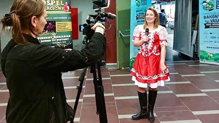 Füssy Angéla, a PestiSrácok főmunkatársa riportot készít.