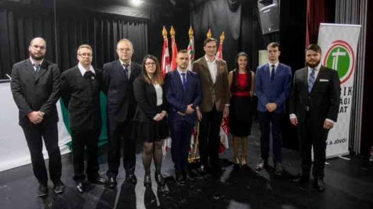 Gyöngyösi Márton, a Jobbik elnöke (középen) mellett Keresztesy Gergő, a párt Hajdú-Bihar vármegyei önkormányzati képviselője.