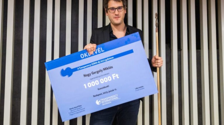 Nagy Gergely Miklós, a 24.hu újságírója átveszi az elismerését