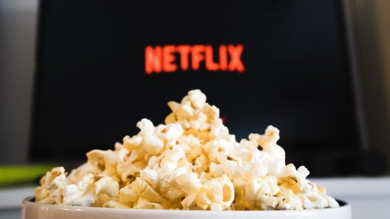 Popcorn tál és a Netflix logó egy okos TV-n.