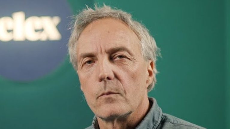 Nick Thorpe újságíró.