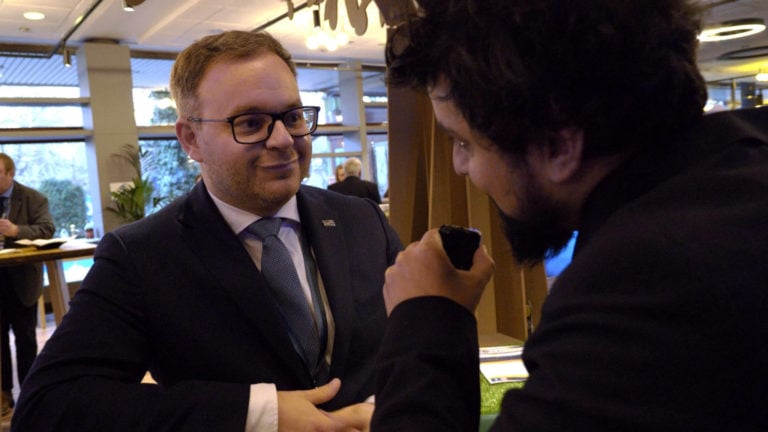 Orbán Balázs, a miniszterelnök politikai igazgatója és Sarkadi Nagy Márton, az Átlátszó munkatársa beszélget az MCC konferenciáján