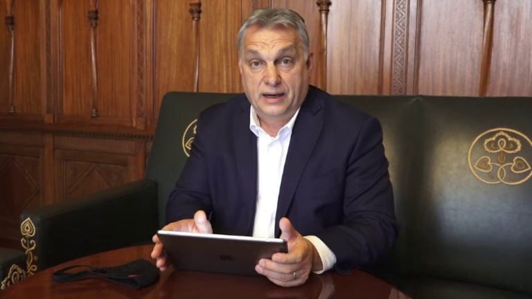 Orbán Viktor táblagéppel.