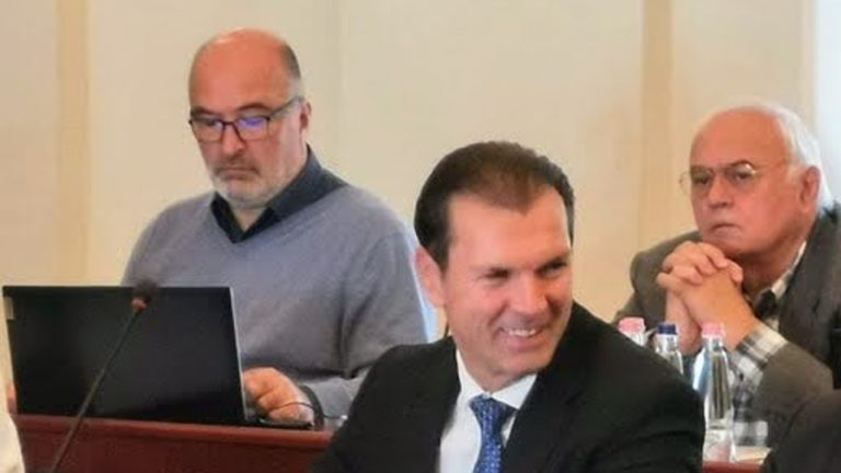 Pikó András (balra, hátul) és Szaniszló Sándor (középen, elől) polgármesterek a Fővárosi Közgyűlés ülésén.