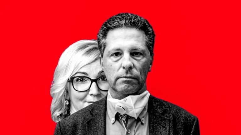 Schiffer András ügyvéd mögött Ráczné Földi Judit, a DK elnökségi tagja a Válasz Online montázsán.