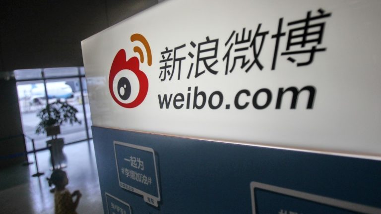 Egy fiatal lány elsétál a weibo.com, a Twitter-szerű mikroblog- szolgáltatás egy hirdetése előtt Kínában, a sanghaji Hongqiao Nemzetközi Reptéren Kína, 13 2013. július 13-án.