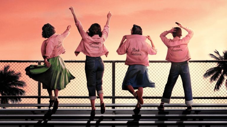 A „Grease: Rise of The Pink Ladies” című sorozat promóciós fotója.