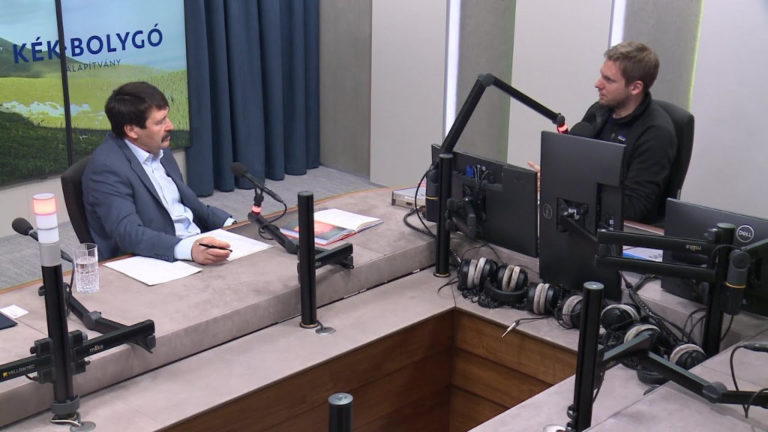 Áder János (b.) a Kék bolygó podcast stúdiójában Böszörményi-Nagy Gergellyel.