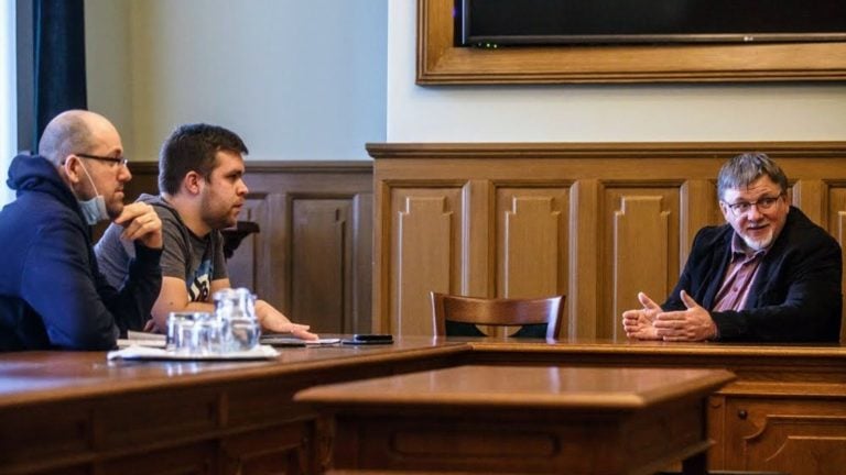 Papp László Tamás (b1.), Pintér Bence (b2.) újságírók, valamint Dézsi Csaba András, Győr polgármestere.