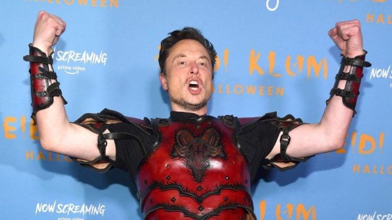 Elon Musk 7500 dolláros, „Az ördög bajnoka” fantázianevű halloweeni jelmezben.