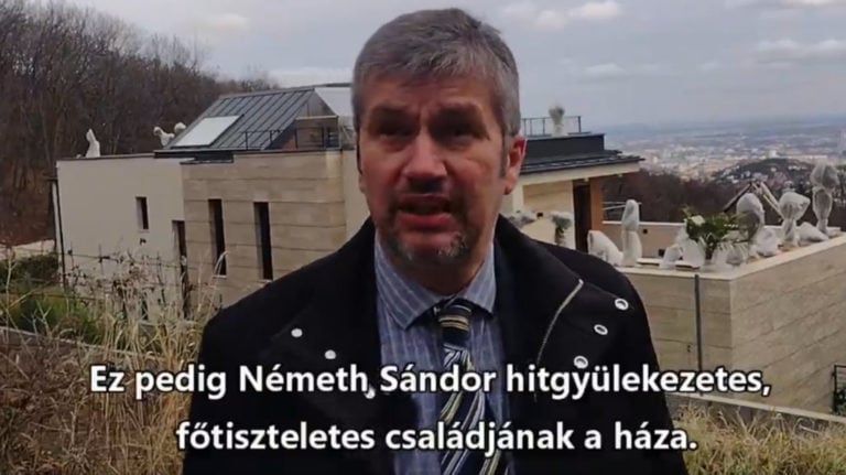 Hadházy Ákos egy budapesti ingatlan előtt abban a videóban, amelynek jogsértő mivoltának kimondását kéri az ATV