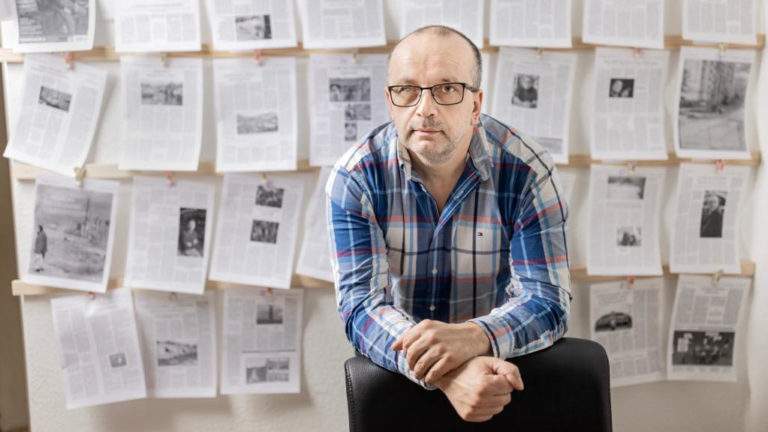 Lukács Csaba, a Magyar Hang lapigazgatója a szerkesztőség Mester utcai irodájában