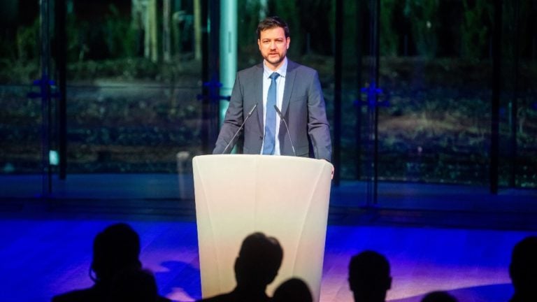 Budapest, 2023. február 6. Papp Dániel, a Médiaszolgáltatás-támogató és Vagyonkezelő Alap (MTVA) vezérigazgatója beszédet mond a Közmédia Év Embere 2022 Díj ünnepélyes átadásán a Magyar Zene Házában 2023. február 6-án. A Duna Médiaszolgáltató Nonprofit Zrt. és az MTVA által 2020-ban létrehozott Közmédia Év Embere 2022 Díjat a magyar kulturális életre gyakorolt korszakalkotó munkássága elismeréseként ítélték oda 2022 decemberben Fudzsimoto Szú japán építésznek, a Magyar Zene Háza tervezőjének.