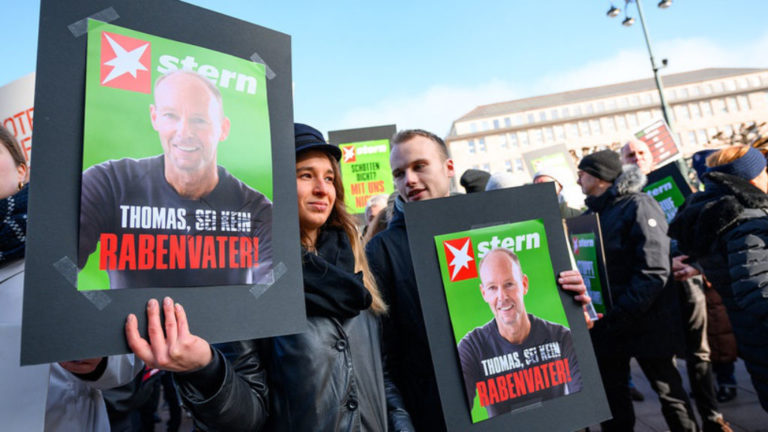 A Gruner + Jahr kiadóvállalat munkatársai tüntetnek Hamburgban.
