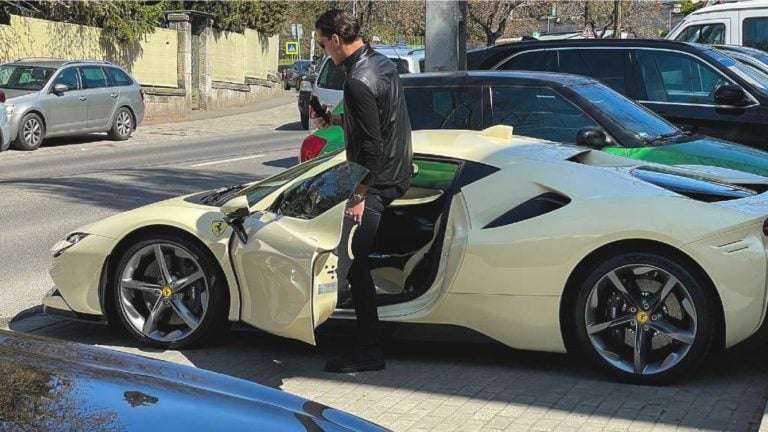 A Direkt36 fotóján Somlai Bálint éppen a Ferrarijába száll be.