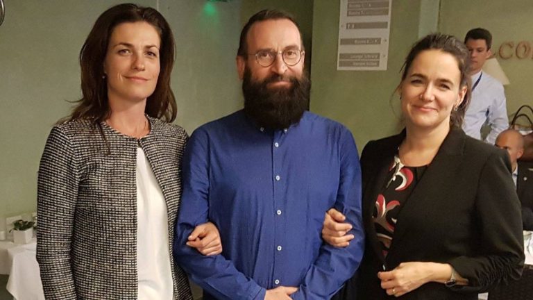 Szájer József Varga Judit és Novák Katalin társaságában.