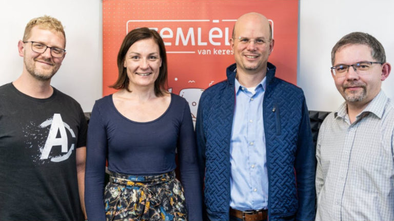 A Szemlélek főszerkesztője, Sáhó Eszter (b2) és lapigazgatója, Gégény István (j.) Hodász Andrással (b.) és Füzes Ádámmal (j2).