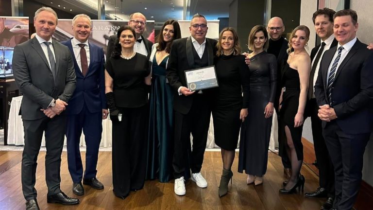 Sváby András, a Heti Napló műsorvezetője (középen) az ATV vezetőivel, munkatársaival 2023. február 11-én, a XVII. Jótékonysági Szóvivő Bálon a Szóvivők Egyesülete médiadíjának átvételekor.