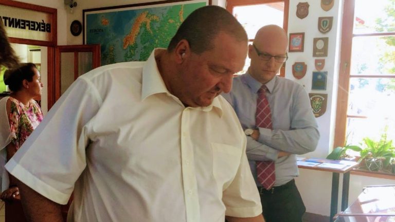 Vezekényi Csaba, a 4iG jogi igazgatója a képen még helyettes államtitkárként Németh Szilárd Fidesz-alelnökkel.