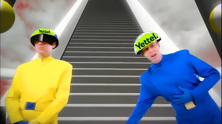 Részlet a Pet Shop Boys „Go West” című számához készült videóklipből / Magyar Hang-montázs.