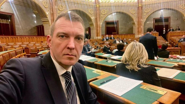 Barkóczi Balázs a DK szóvivője, országgyűlési képviselő.