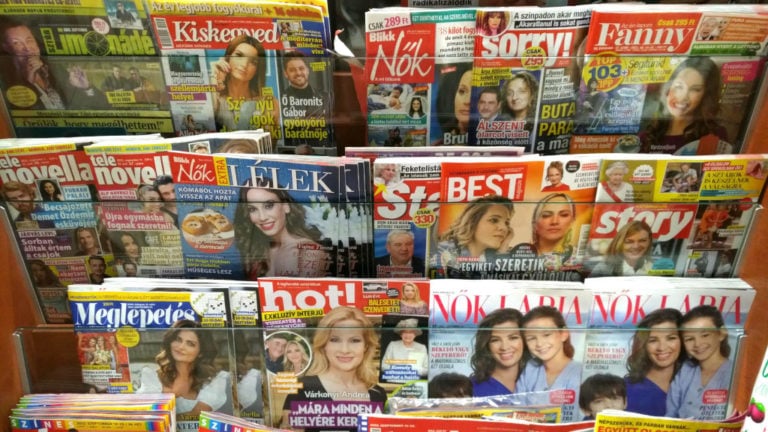bulvárlapok, köztük a HOT! magazin egy újságosnál