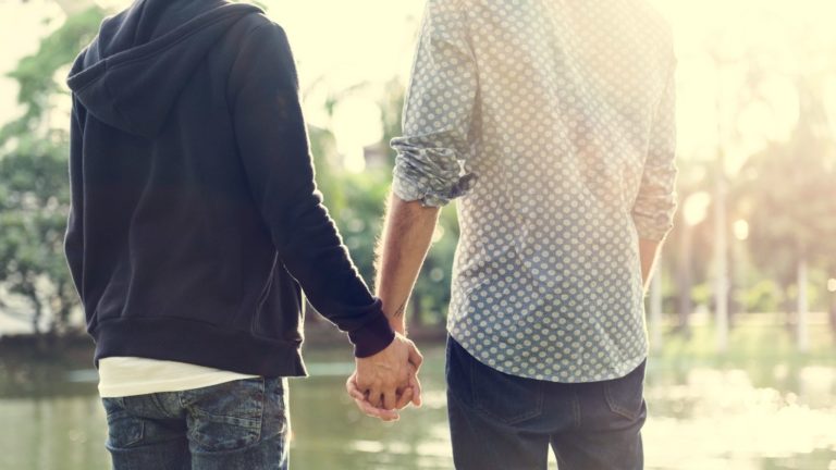 Meleg pár kézenfogva.