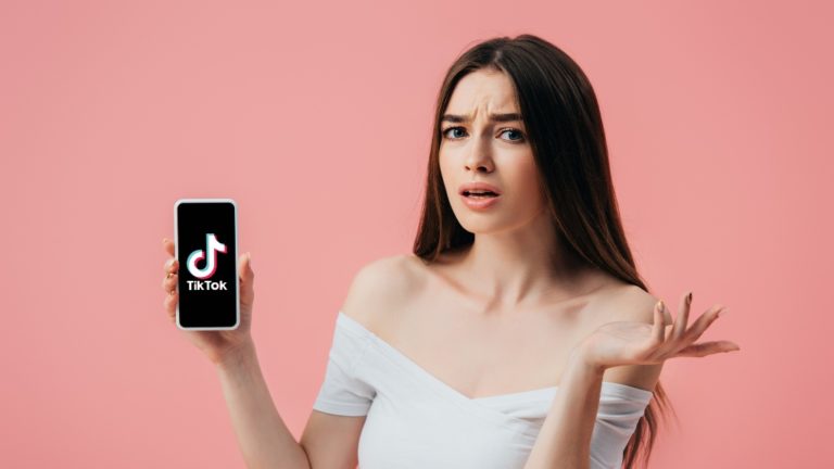 A TikTok logoja egy okostelefonon.
