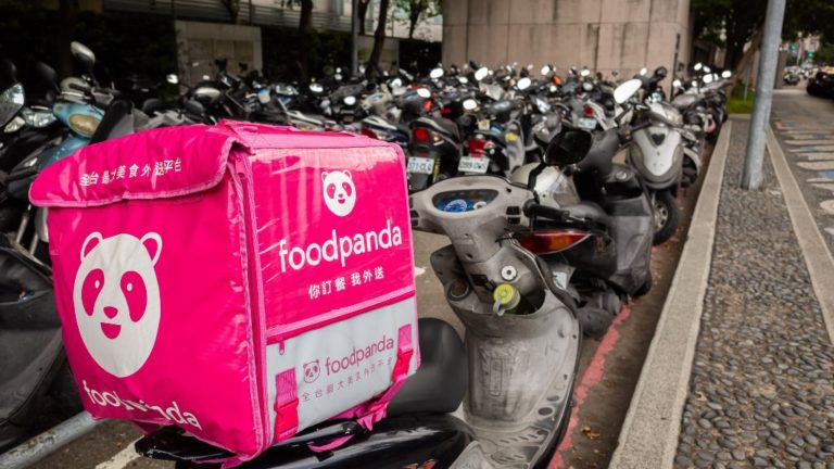 A Foodpanda élelmiszer-kiszállító doboza egy motorbiciklin.